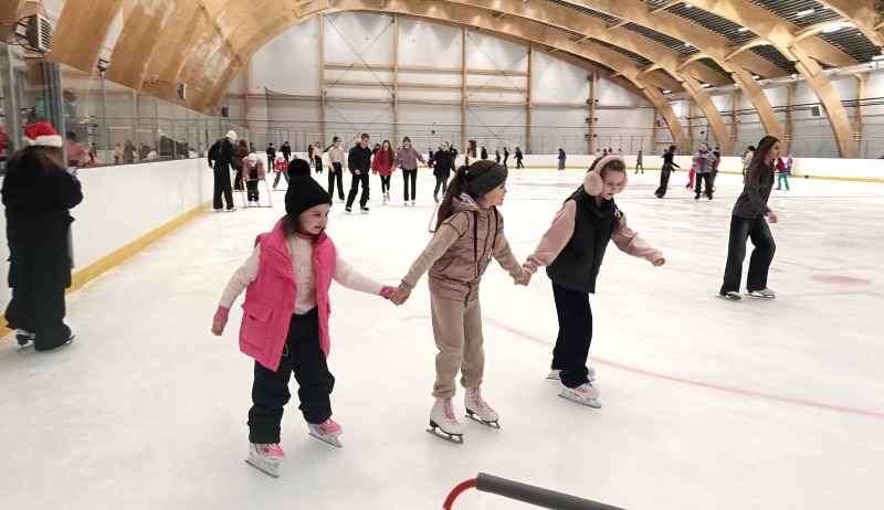 В новогодние праздники распахнула для асиновцев свои двери новая ледовая арена