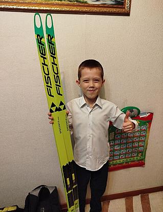 Участник Всероссийской акции «Ёлка желаний» восьмилетний Макар Катюха получил подарок из Москвы.  Желание исполнил руководитель ФСС России