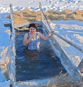 Истинных любителей крещенских купаний мороз не остановил