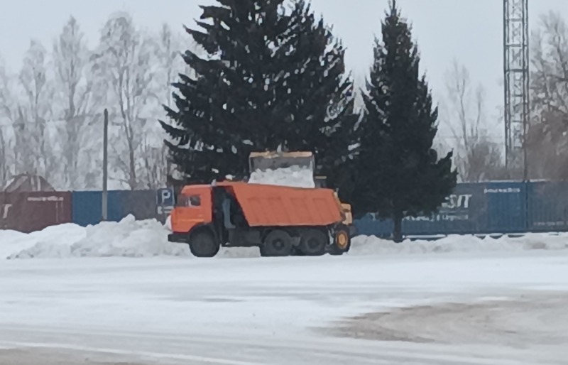 Продолжается борьба со снегом. С начала года силами ООО «Спецавтохозяйство» было вывезено более 4 тысяч тонн снега