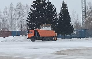 Продолжается борьба со снегом. С начала года силами ООО «Спецавтохозяйство» было вывезено более 4 тысяч тонн снега