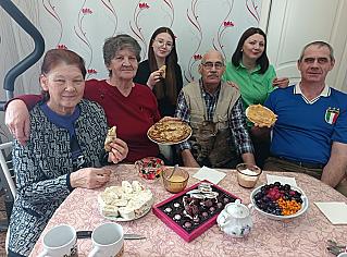 Собираться пора – на столе блинов гора