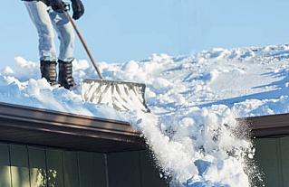 Мужчина упал с крыши при расчистке снега