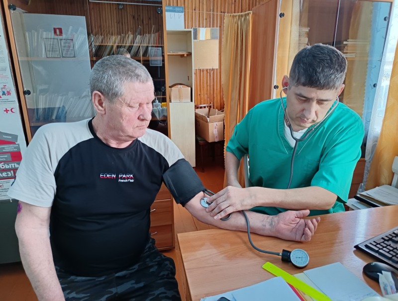 Люди уважают сельского фельдшера. В участок, обслуживаемый сельским фельдшером Романом Шелудяковым, входят п. Причулымский, деревни Копыловка и Караколь