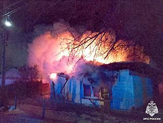 Пожар лишил женщину дома. Хозяйка доставлена в больницу с отравлением угарным газом