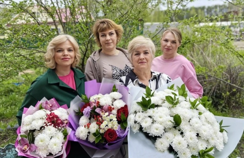 Главные помощницы мамы-фермера – её дочери