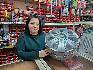 Разбирается в запчастях лучше мужчин