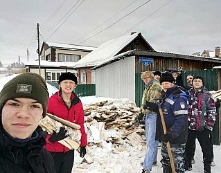 Школьники и студенты в свободное от учёбы время помогают землякам добрыми делами
