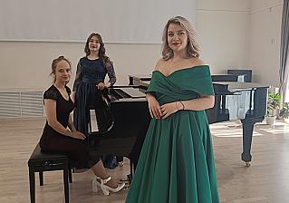 «Весны чарующие трели» – так назывался концерт цикла «Вечера на Садовой», звучавший голосами Анастасии Канаевой и Валентины Срек