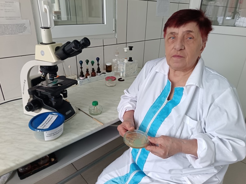 Золотой юбилей повелительницы микроскопа и пробирок