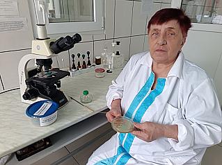 Золотой юбилей повелительницы микроскопа и пробирок