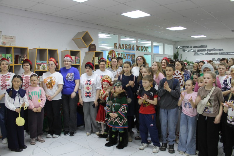 Путешествовали по стране в стенах библиотеки