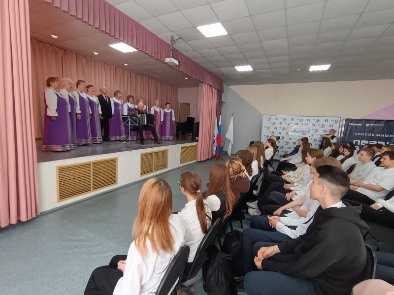 Ветераны пели для молодёжи