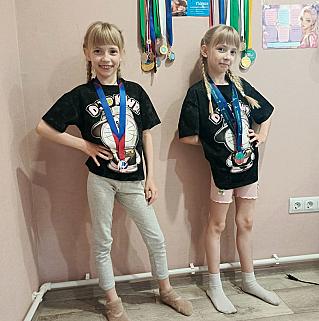 «Нас же двое!» – так объясняют свои успехи сестрёнки-двойняшки Даша и Варя Кучер, которым покоряются и творчество, и спорт