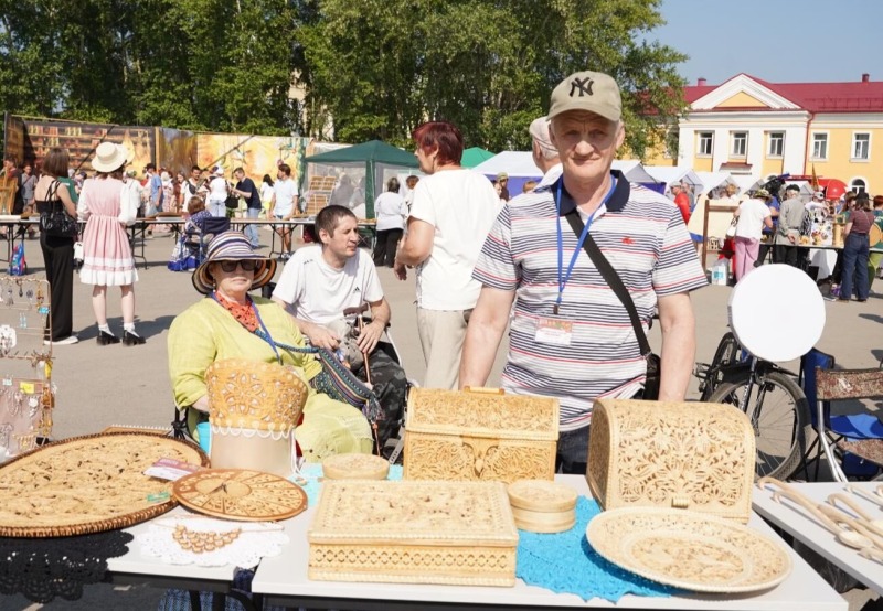 Озарило город золото бересты