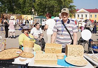 Озарило город золото бересты