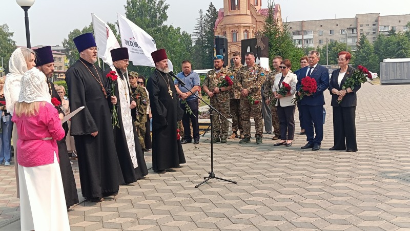 Память о героях – в горсти земли