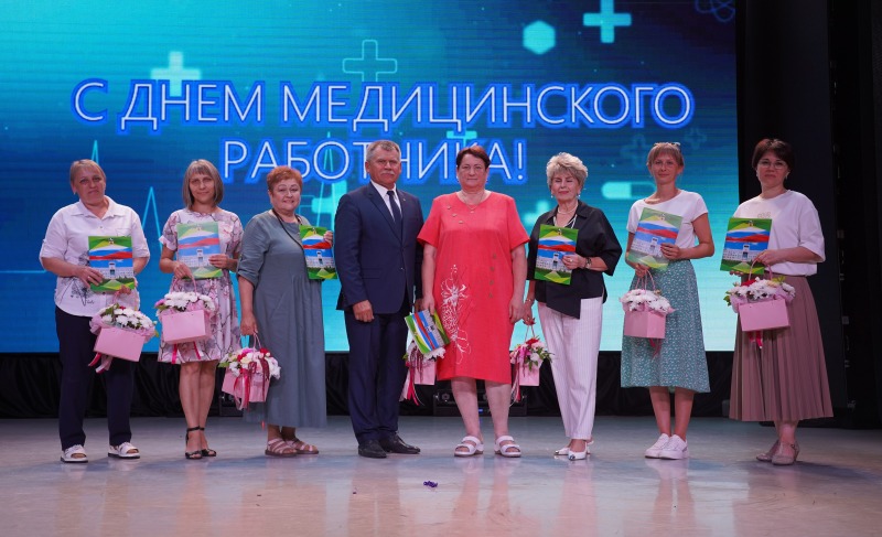 Звучали поздравления, вручались награды