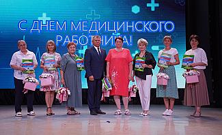 Звучали поздравления, вручались награды