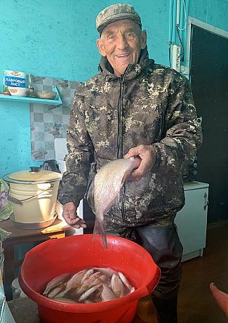 Заядлого рыбака поутру не толкают в бока