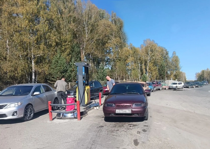 Очереди к АЗС становятся привычными