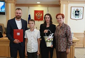 Объединяет семью книга