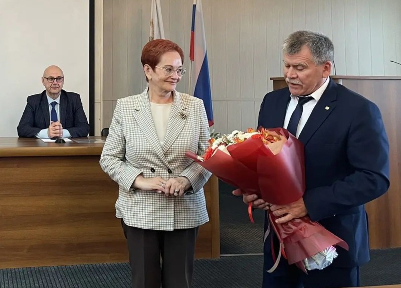 Оксане Козловской вручили депутатское удостоверение