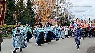 Крестный ход под колокольный перезвон