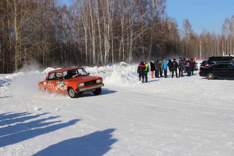 Гоняли по кольцу участники автомобильных гонок, посвящённых Дню защитника Отечества