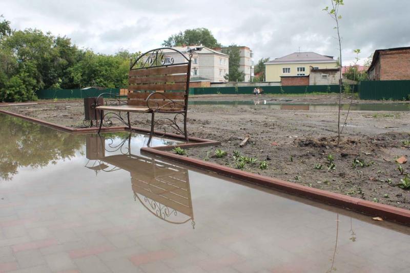 Аллея поплыла…