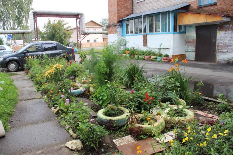 Коротают время в дружной компании