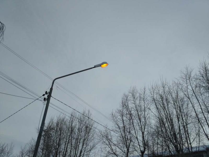 Почему уличные фонари горят днём?