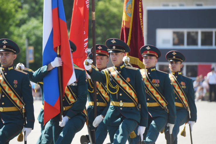 В Луге прошло шествие военнослужащих и техники в честь 75-летия Победы