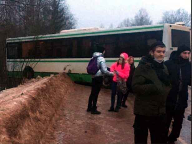 Автобус с пассажирами вылетел в кювет под Бокситогорском, есть пострадавшие