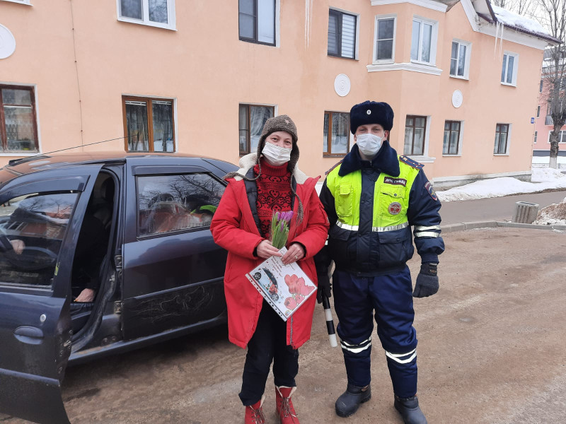 В Бокситогорском районе автоинспекторы провели поздравительные мероприятия для женщин – водителей