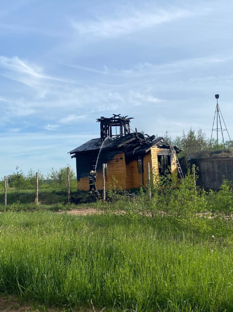 В Пикалево пожарные тушили загоревшуюся часовню