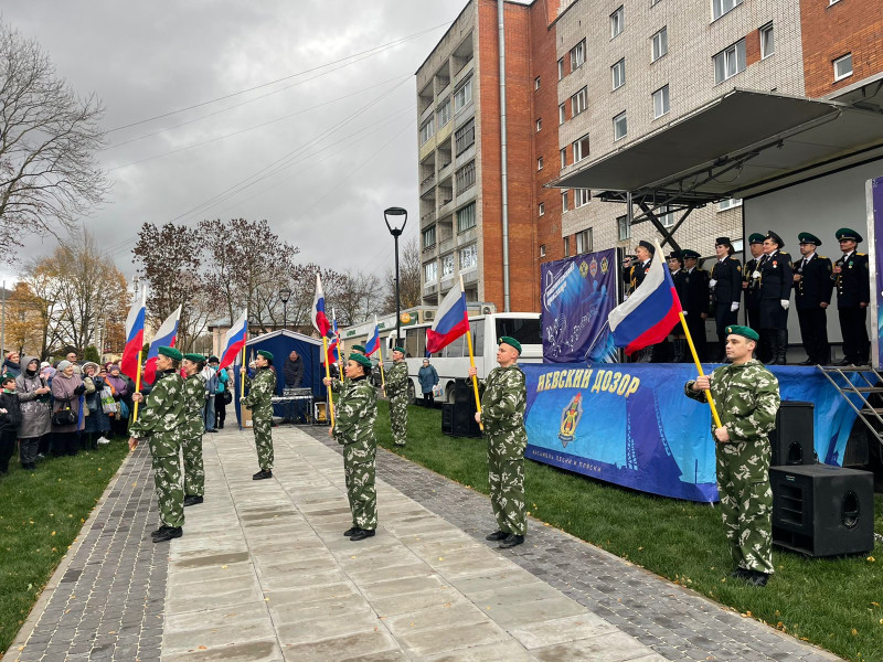 Фотофакт: в Ивангороде возложили цветы к памятнику Т-34