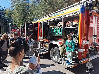Сотрудники Донского МЧС приняли участие в фестивале ратных традиций защиты Отечества «Меч Дона 2025»