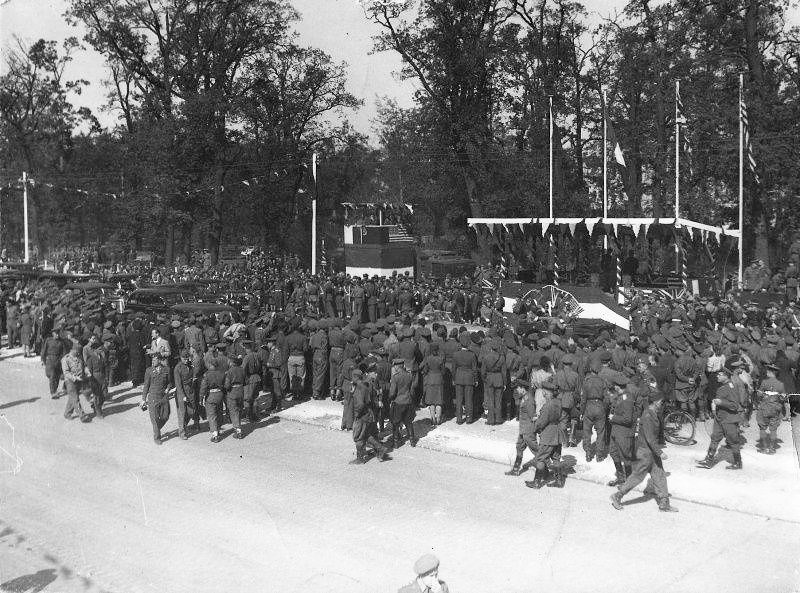 1945 год: четыре Парада Победы и один участник,  которого несли на шинели Сталина