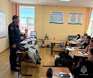 Сотрудники МЧС России проводят открытые  уроки  культуры безопасности, приуроченные ко Дню гражданской обороны