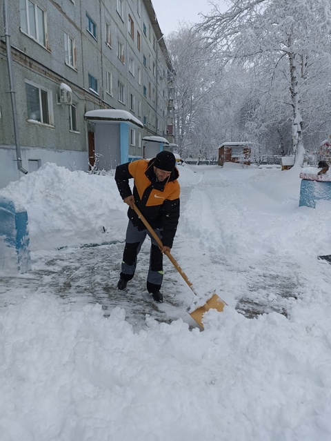 Снег сплоченным  не помеха: жители продолжают объединятся и убирать свои дворы