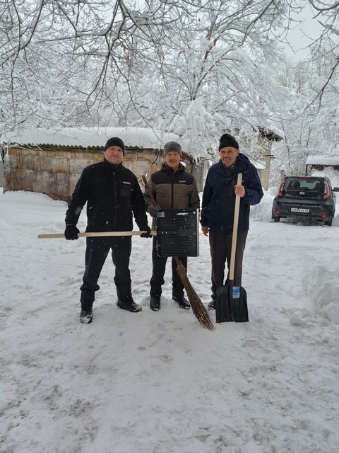 Жильцы многоквартирных домов объединяются для очистки дворов от снега