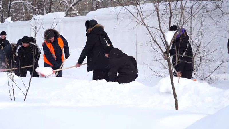 Лучший аксессуар молодежи сегодня  оранжевая лопата