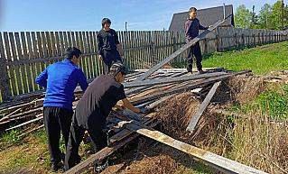 Студенты ПУ-16 помогли сделать забор
