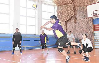 Папы могут и в волейбол сыграть!