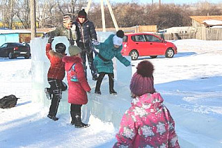 Новогодняя сказка на площади Дома культуры