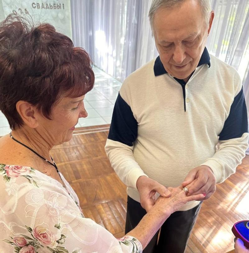 В Токмаке, в территориальном отделе ЗАГС состоялась шикарная изумрудная свадьба