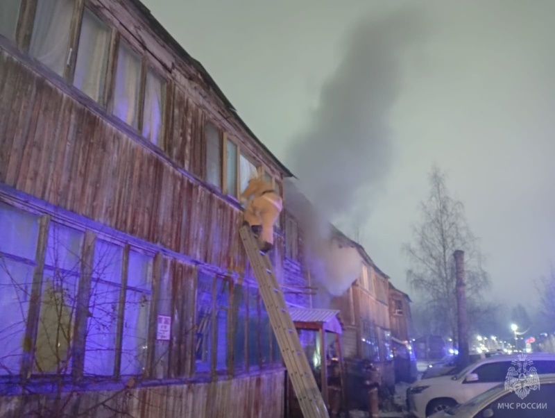 Огнеборцы спасли на пожаре 4 человек, из них 2 детей