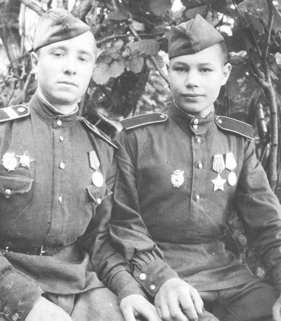 Фронтовая дружба (Геннадий Баринов справа)