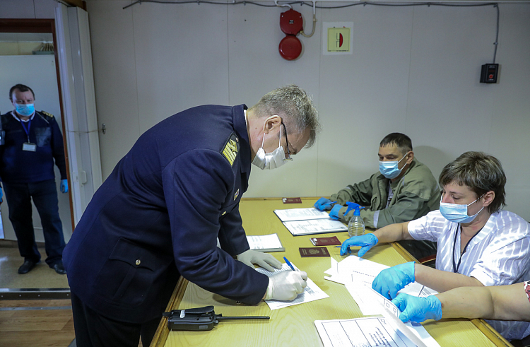 Досрочное голосование приморцев по поправкам в Конституцию РФ провели в море